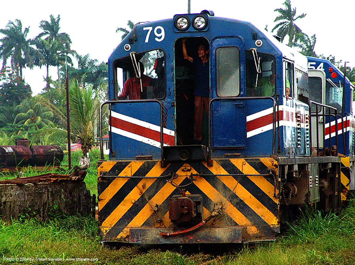 19075363-diesel-electric-train-engines.j