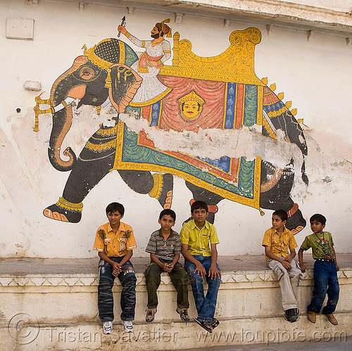 Kids and elephant painting - Palace - Udaipur (India)