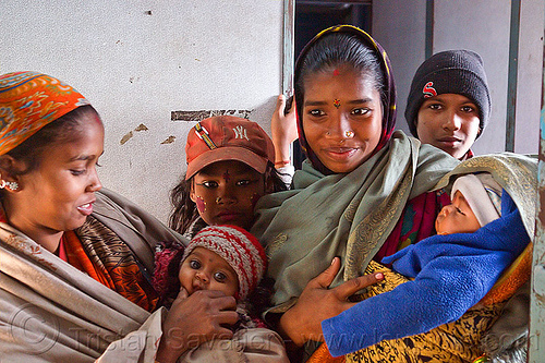 itinerant circus family (india), babies, child, circus family, indian woman, indian women, itinerant circus, knit cap, man, mothers, shiny eyes, toddler