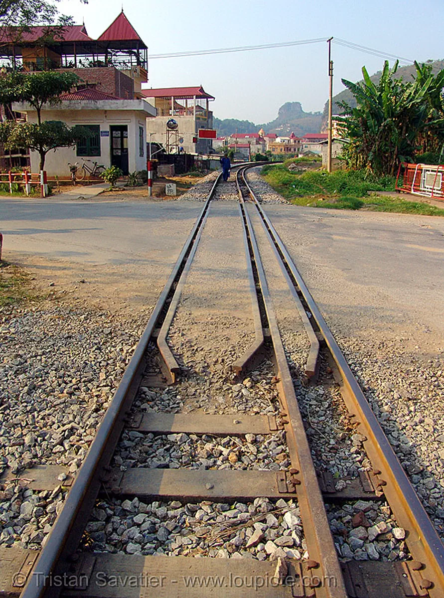 dual-gauge tracks, rails, vietnam