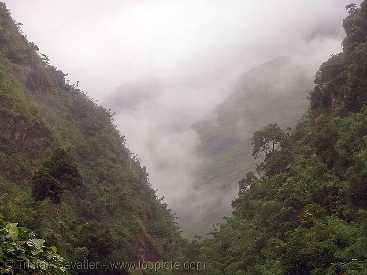 foggy valley on the way to Tám Sơn, vietnam