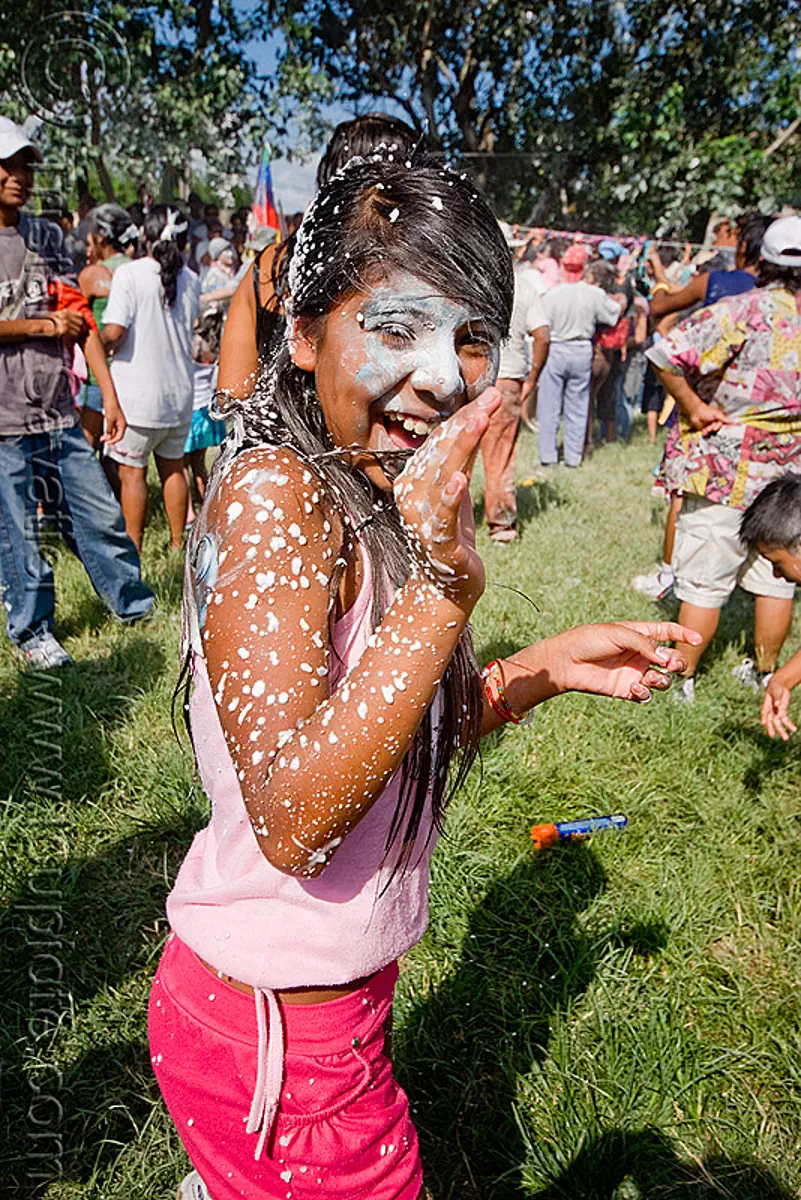 Productiviteit steeg eb girl covered with party foam, carnaval, carnival in jujuy capital, argentina