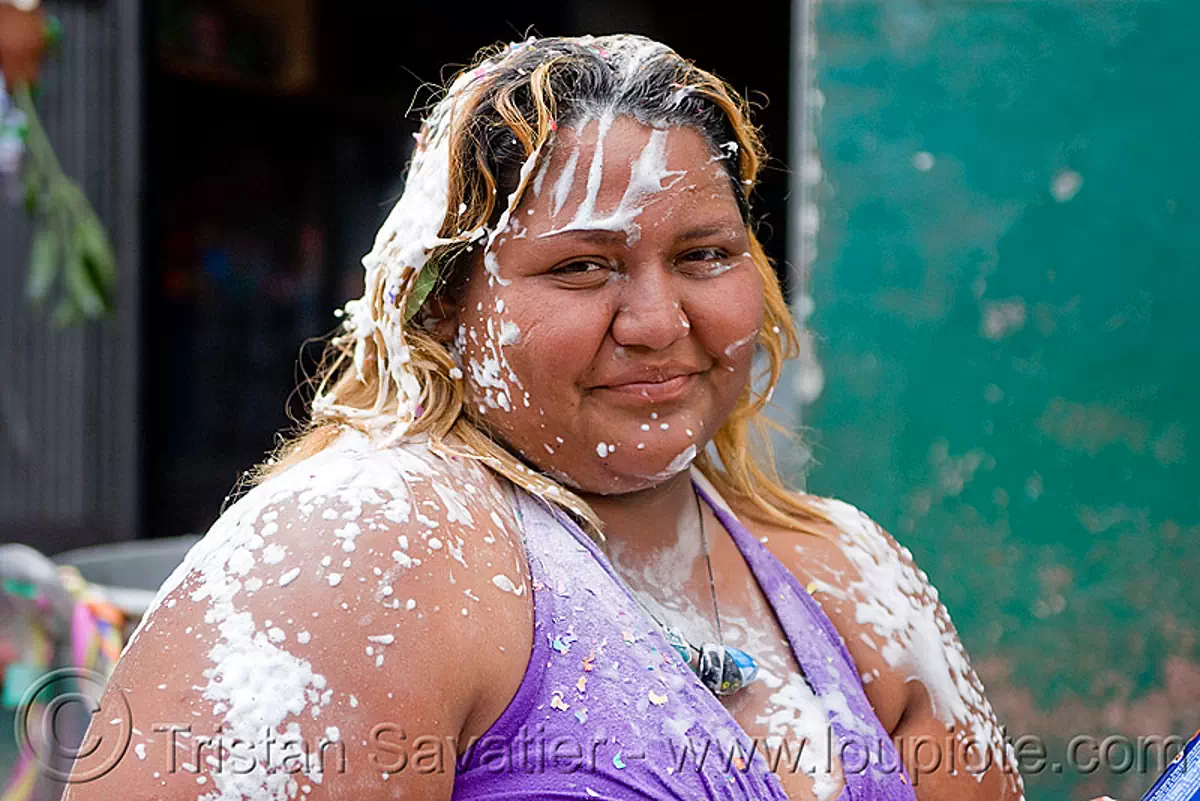 Verkleuren Pracht vervormen large woman covered with party foam, carnaval, carnival in jujuy capital,  argentina