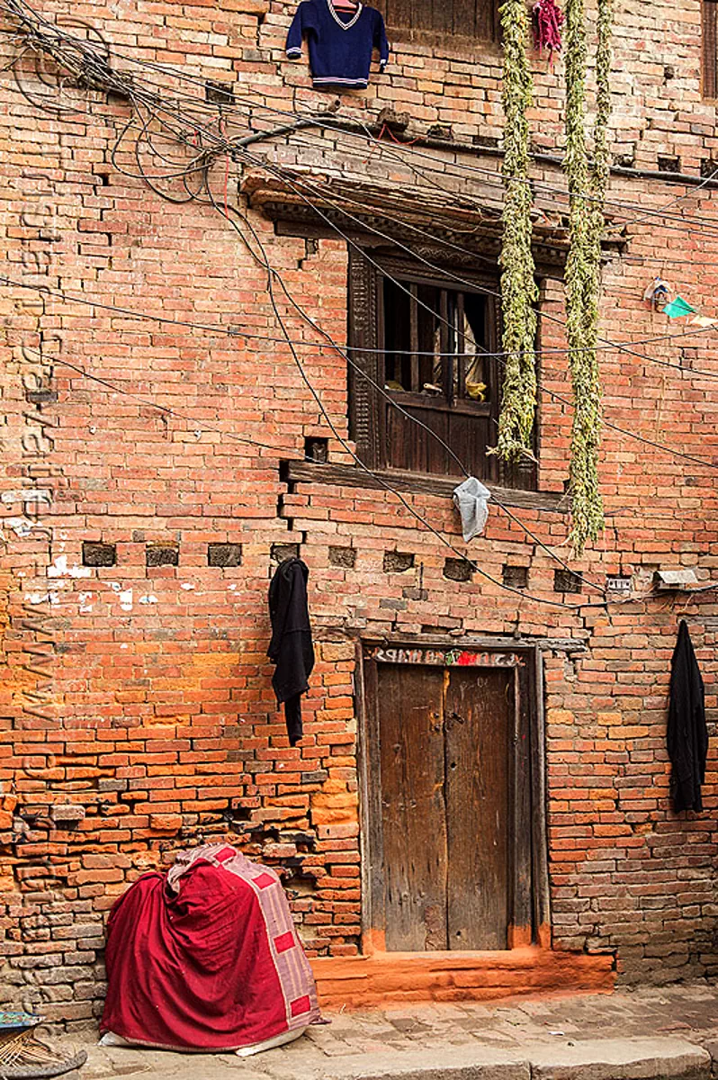 old-brick-house-with-cracks-in-wall-nepal