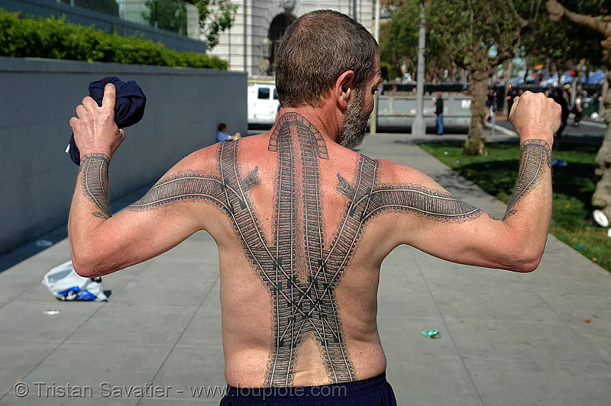File:Man with a full back tattoo. Black and White image.jpg - Wikimedia  Commons
