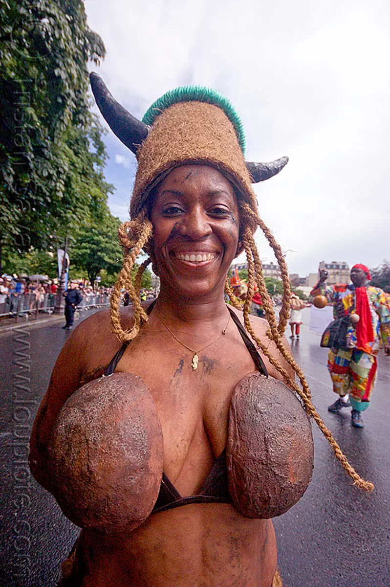 https://www.loupiote.com/photos_lw/young-caribbean-woman-wearing-coconut-bra-choukaj-carnaval-tropical-in-paris-7829818994.webp