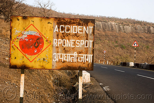 accident rpone spot - road sign - (india), accident prone spot, accident rpone spot, bad spelling, hindi, misspelled, road sign, spelling mistake