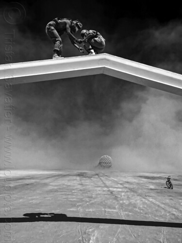 burning man - couple crossing the beam, art installation, benjamin langholz, bridge, the beam, walking