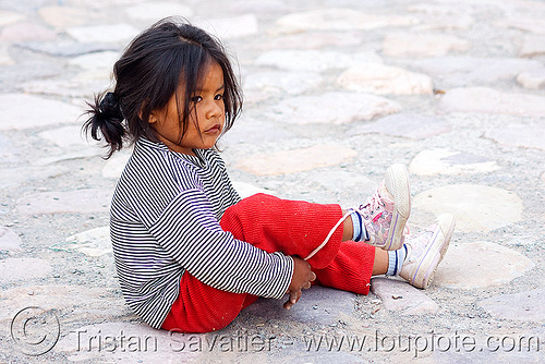 cute little girl (argentina), argentina, child, cobblestones, iruya, kid, little girl, noroeste argentino, playing, quebrada de humahuaca, quechua, shoe laces, sitting