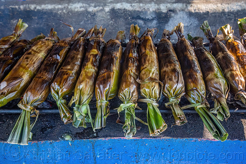 food wrapped in banana leaves cooked on grill, banana leaves, cooked, food, roasted, wrapped