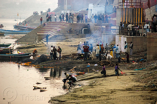 harishchandra burning ghat - varanasi (india), burning ghat, cremation ghats, crowd, dead, fire, funeral pyre, ganga, ganges river, harishchandra ghat, hindu, hinduism, river bank, river boats, smoke, smoking, varanasi