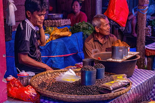 man selling ground coffee and coffee beans, coffes beans, ground coffee, shop, stall, tana toraja