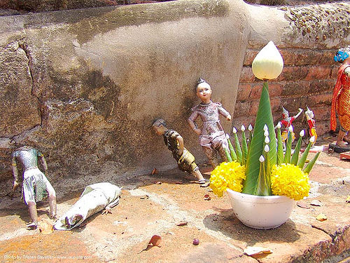บายศรี - offerings on altar - อุทยาน ประวัติศาสตร์ สุโขทัย - เมือง เก่า สุโขทัย - sukhothai - thailand, altar, flowers, offering, sukhothai, temple, wat, บายศรี, อุทยาน ประวัติศาสตร์ สุโขทัย, เมือง เก่า สุโขทัย