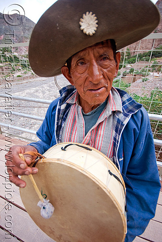 old man playing drum (argentina), argentina, caja, drum, drummer, hat, indigenous, iruya, musical instrument, noroeste argentino, old man, percussion, player, quebrada de humahuaca, quechua