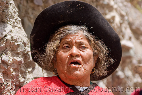 old woman singing (argentina), argentina, black hat, indigenous, iruya, noroeste argentino, old woman, quebrada de humahuaca, quechua, red, san isidro, singing