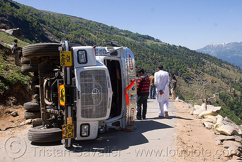 overturned truck - rohtang pass - manali to leh road (india), crash, lorry accident, overturned truck, road, rohtang pass, rohtangla, rollover, tata motors, traffic accident, truck accident, wreck