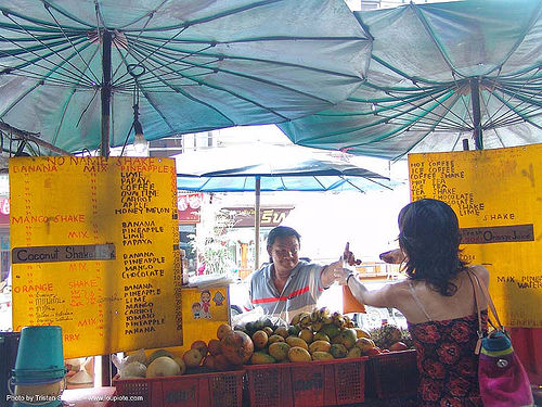 ชา - street merchant preparing thai tea - thailand, bangkok, fruit shakes, khao san road, street seller, street vendor, thai tea, thanon rambutri, ชา, บางกอก