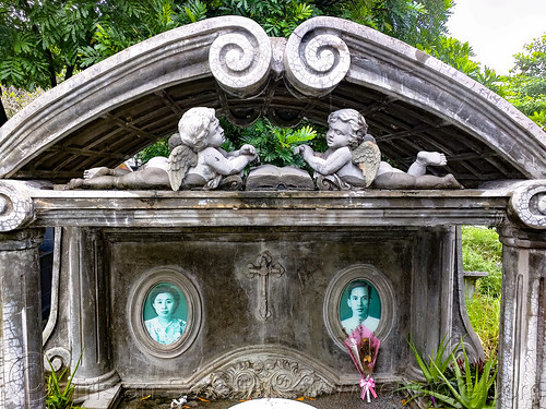 tomb with two cherubs - yogyakarta tpu utaralaya christian cemetery, grave, graveyard, jogjakarta christian cemetery, tomb, tpu utaralaya