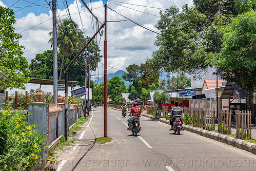 typical indonesian road - can you tell what is wrong?, danger, dangerous, pole, road