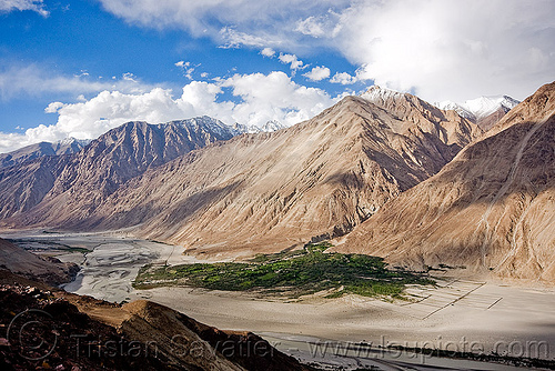 Paisagem do vale de Nubra. Hunber, Nubra Valley, Ladakh, Índia fotos,  imagens de © DmitryRukhlenko #312875886