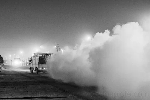 https://www.loupiote.com/photos_mw/fogging-truck-spraying-ddt-insecticide-at-kumbh-mela-2013-india-11218497655.webp