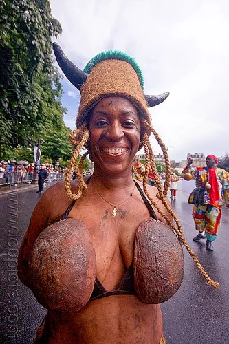 https://www.loupiote.com/photos_mw/young-caribbean-woman-wearing-coconut-bra-choukaj-carnaval-tropical-in-paris-7829818994.webp